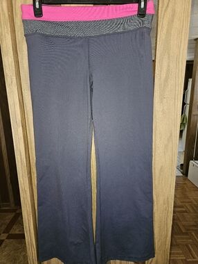Lululemon Sz 32" Waist (XL) Grey Flare Pants w/Pink, Gray Waistband